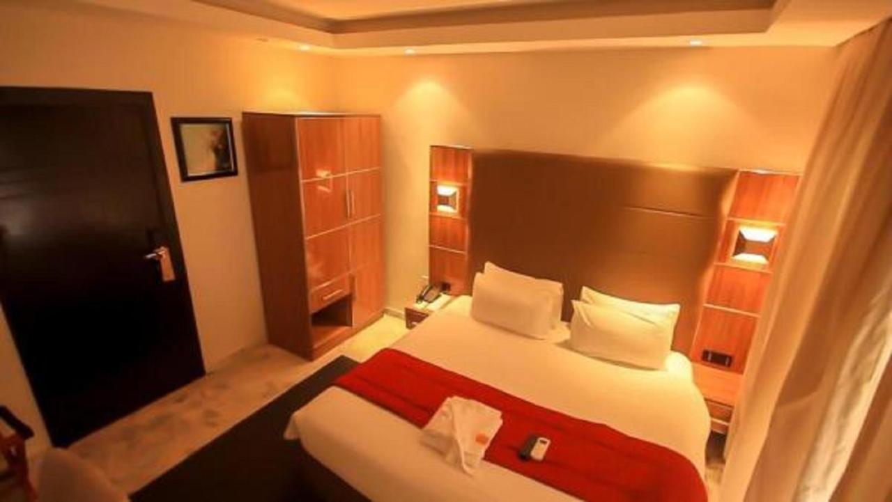 Glee Hotel Aliayabiagba 외부 사진